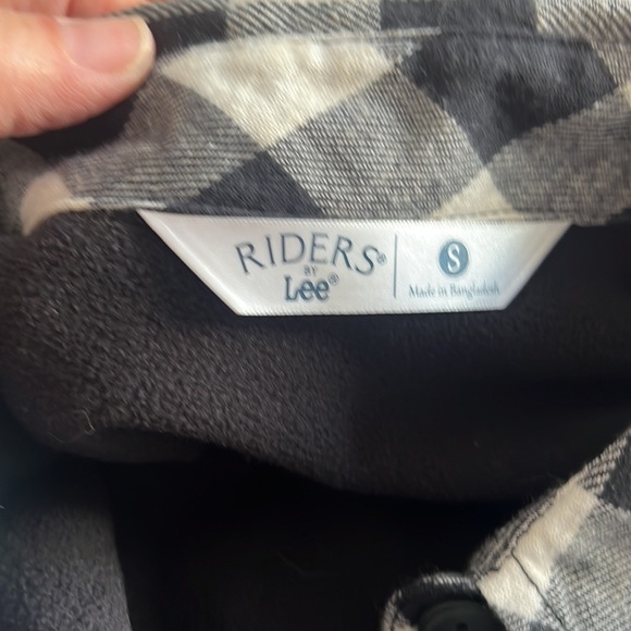 ⭐️HP⭐️Lee Riders Flannel shirt. Lined body. Brushed for softness. Button down. - Picture 5 of 9